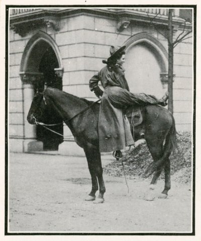 Invigningen av Golden West-utställningen på Earls Court: Kvinnliga ryttare i vilda västern av English Photographer