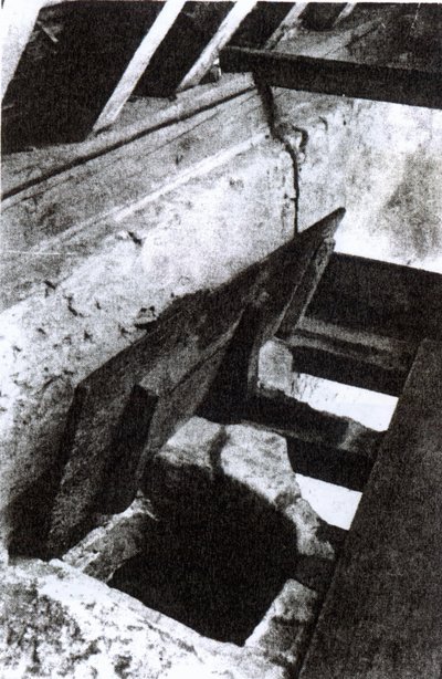 Prästerna gömmer sig i en trappa i Sawston Hall designad och gjord av jesuitmartyren och helgonet Nicholas Owen, ca 1935 av English Photographer