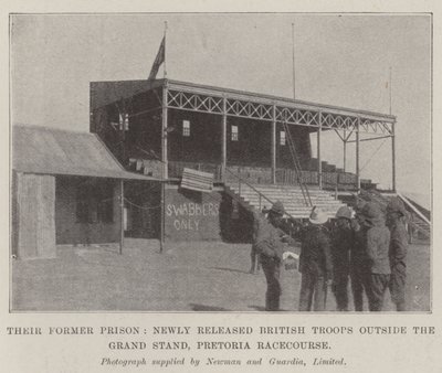 Deras tidigare fängelse, nyligen frigivna brittiska trupper utanför Grand Stand, Pretoria Racecourse av English Photographer