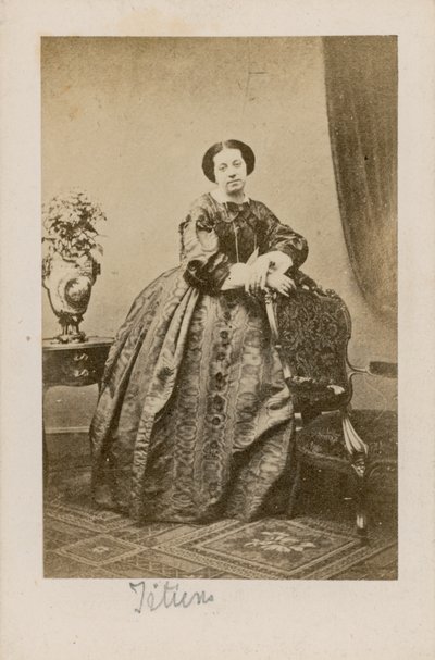 Theresa Titiens, sångerska av English Photographer