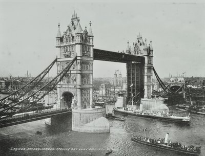 Tower Bridge på dagen för dess öppning, 1894 av English Photographer