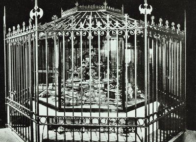 Tower of London, Tower Hill: Crown Jewels, 1890 av English Photographer