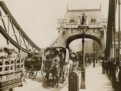 Trafiken passerar över Tower Bridge av English Photographer
