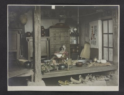 Två barn äter, inne i ett hus, Fotoalbum av Korea av English Photographer