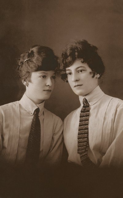 Två unga edwardianska kvinnor med slipsar (svartvitt foto) av English Photographer