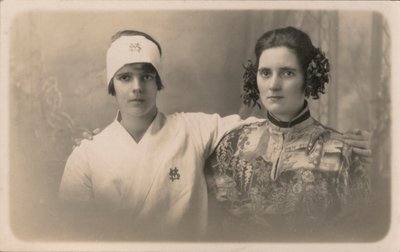Två unga kvinnor, med armarna runt varandras axlar (svartvitt foto) av English Photographer