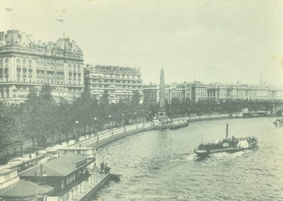 Victoria Embankment, Westminster LB: tittar norrut från Hungerford Bridge, 1895 av English Photographer