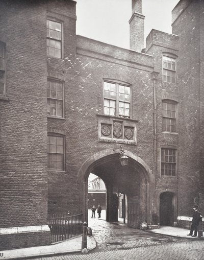 Utsikt över Lincolns Inn Gateway, London, 1876 av English Photographer