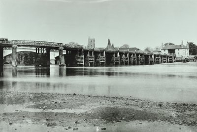 Utsikt över gamla och nya Putney-broar med osthus och Allhelgonakyrkan i bakgrunden, 1885 av English Photographer