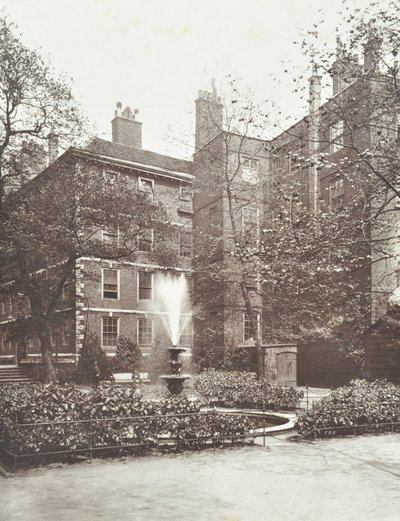 Utsikt över vattenfontänen vid Middle Temple Fountain Court, London, 1884 av English Photographer