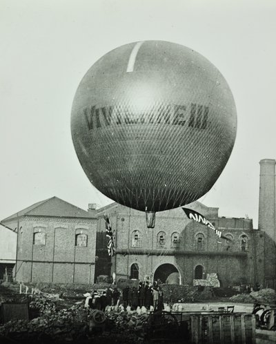 Vivienne III ballong framför Wandsworth Gas Company, 1898 av English Photographer