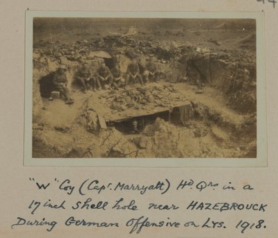"W" Coy (Capt. Marryatt) Hd Qrs i ett 17-tums skalhål nära HAZEBROUCK under tysk offensiv på LYS, 1918 av English Photographer