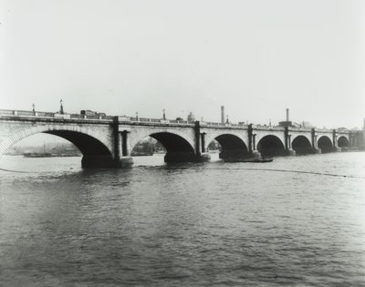 Waterloo Bridge: utsikt från norra stranden, 1895 av English Photographer