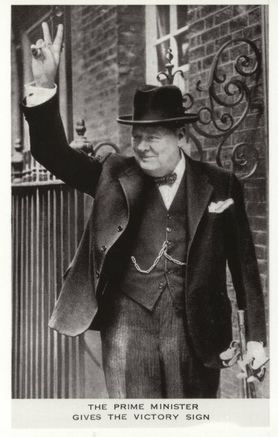 Winston Churchill gör Victory-skylten utanför Downing Street 10, 5 juni av English Photographer