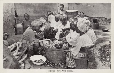 Kvinnor som skalar kolanötter, Nigeria (s/v foto) av English Photographer