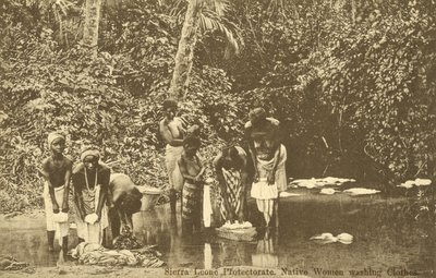 Kvinnor som tvättar kläder i en flod, Sierra Leone (s/v foto) av English Photographer