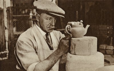Arbetare som tillverkar en tekanna på Royal Doulton Works, Stoke-on-Trent, Staffordshire (s/v foto) av English Photographer