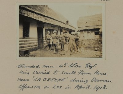 Sårade män, 4:a, Worc: Regt. fördes till ett litet bondgårdshus nära "LA CRECHE" under tysk offensiv på LYS, april 1918 av English Photographer