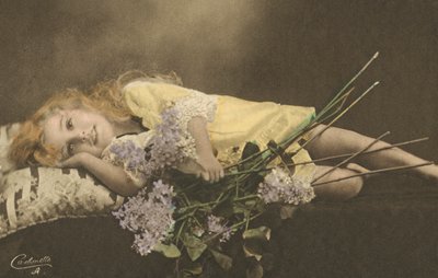 Ung flicka och blommor av English Photographer