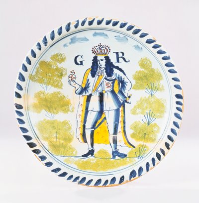 En Bristol Delft polykrom kunglig porträttladdare målad med ett fullängdsporträtt av George I i formella dräkter, ca 1720 (keramik) av English School