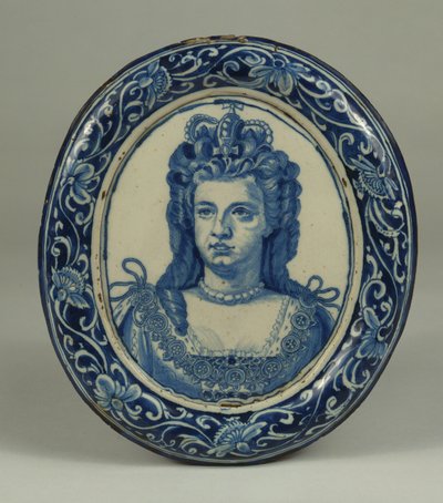 En Delfts blå och vit oval kunglig porträttplakett av drottning Anne, troligen London, c.1705 av English School