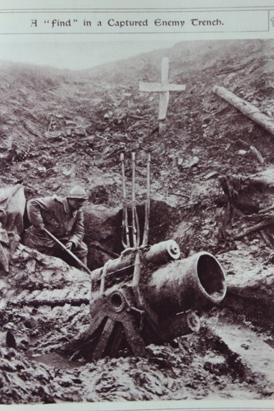 Ett fynd i en tillfångatagen fiendegrav, 1914-18 av English School