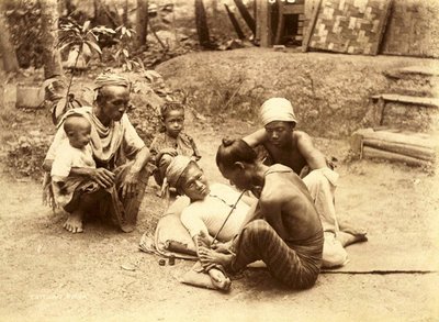 En Shan-man som tatueras, 1890 (sepiafoto) av English School
