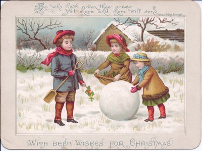 Ett viktorianskt julkort med tre barn som leker med en stor snöboll, ca 1880 (färglitografi) av English School