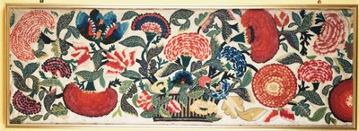 En filt- och applikationspanel med broderade sidenhöjdpunkter som visar nejlikor, tulpaner och andra blommor som svämmar över från en korg mot en mald elfenbensull, ca 1730-40 av English School