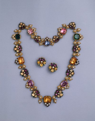 Ett fint Regency-halsband i guld och juveler satt med kuddskuren topas, ametister, rosa turmaliner, smaragder, safirer och periodots, med ett par blommiga örhängen, ca 1810 av English School