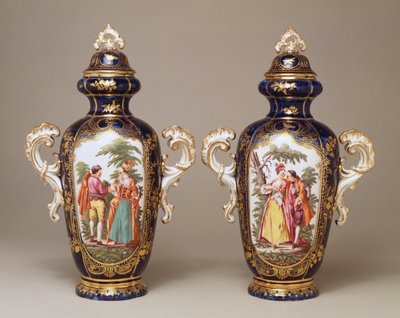 Ett par Chelsea blåslipade, avsmalnande äggformade vaser och omslag föreställande älskare bland träd, ca 1765 av English School