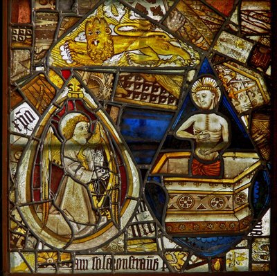 En panel i det östra fönstret föreställande medlidandets Kristus stigande från graven; också en musikerängel med en harpa och St Marks-lejon bland fragment av English School