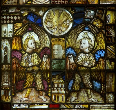 En panel i det östra fönstret som visar fjäderbeklädda änglar med passionsinstrument: även St Johns eagle bland fragment av English School