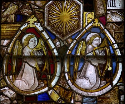 En panel i östfönstret föreställande två musikeränglar med harpor; en sunburst, emblem av Edward IV av English School