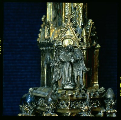 Ängel som spelar en gittern med ett plektrum, detalj från crozier av William of Wykeham (ca 1320-1404) (förgylld silver) (se 205100-32) av English School