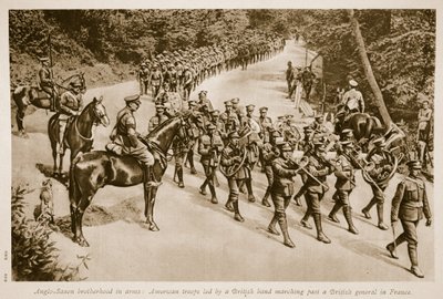 Anglo Saxon vapenbroderskap: Amerikanska trupper ledda av ett brittiskt band som marscherar förbi en brittisk general i Frankrike, 1914-19 av English School