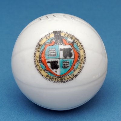 Armorial souvenir miniatyrfotboll med dekorativ överföring av Portobello-skölden (keramik) av English School