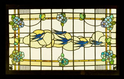 Arts and Crafts panel av en grupp svalor före moln i en kant av stiliserade blomhuvuden (blyat och målat glas) av English School