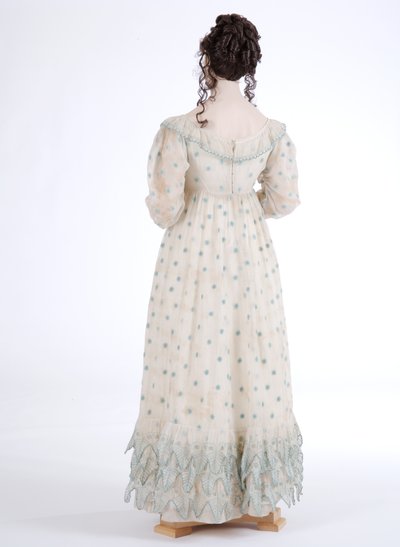 Bakifrån av en dagsklänning, ca 1815 (bomullsmuslin broderad med blå ull) av English School
