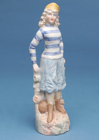 Bisquefigur av en fotbollsspelare i blått och vitt randigt kit, ca 1890-talet (keramik) av English School