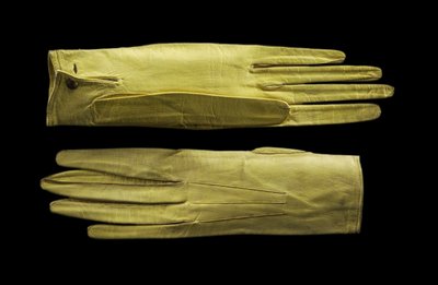 Klargula handskar som är långa handledslängder. c.1820 (läder i barnskinn) av English School