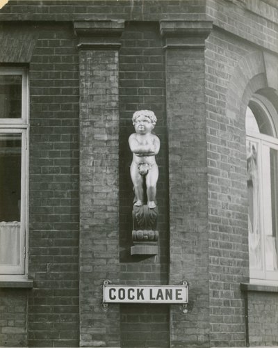 Cock Lane and the Fat Boy, eller Golden Boy, staty; fotografera av English School