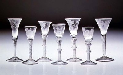 Samling graverade glasögon med ogenomskinliga och luftvridna stjälkar (glas)trumpet av English School