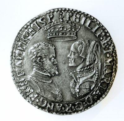 Jubileumsskilling för äktenskapet mellan Filip II av Spanien (1527-98) och Maria I av England (1516-58) 1554 (silver) av English School