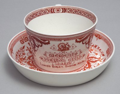 Jubileums tekopp och fat som läser A Memento of Preston Guild 1882, Minton, England, ca 1882 (lergods) av English School