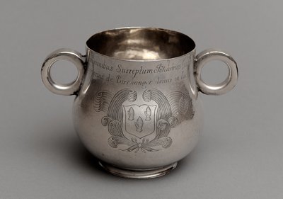 Kopp med stor mage och tjock gjuten kantbas och ett par oxögonhandtag, 1675 (silver) av English School
