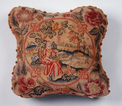 Kudde, broderad i petit point, föreställande en kvinna i ett landskap (textil) av English School