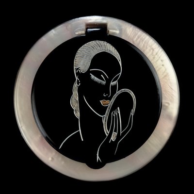 Elegance Powder Compact, 1920-30 (handgraverad bakelit) av English School