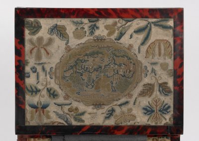 Broderad kista, ca 1660 (silke, canvas, trä, sköldpaddsskal och silverfästen) av English School