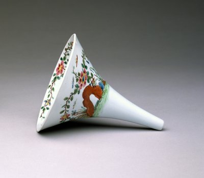 Famille Rose Wine Funnel, Worcester Porslin, 1753-55 (emaljerat porslin) av English School